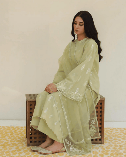 Apple Green - A Blend of Splendor and Botanical Overtones
