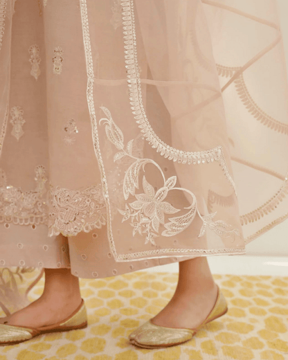 Dusty Pink – An Epitome of Grace and Sophistication.