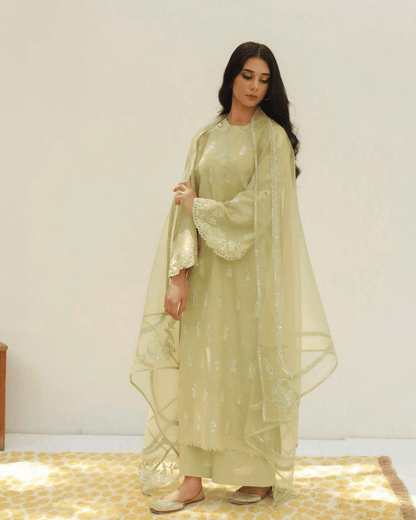 Apple Green - A Blend of Splendor and Botanical Overtones