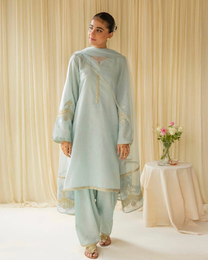 Aqua Bloom – An Ethereal Symphony of Elegance & Grace