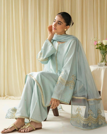 Aqua Bloom – An Ethereal Symphony of Elegance & Grace