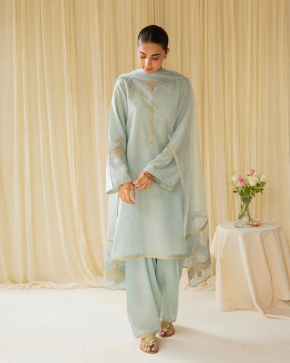 Aqua Bloom – An Ethereal Symphony of Elegance & Grace