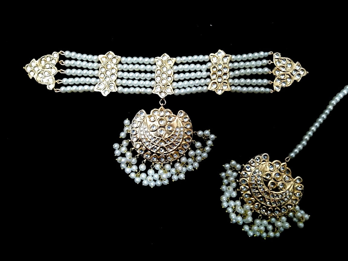 Maharani's Majesty: Kundan Choker Set and Bindi