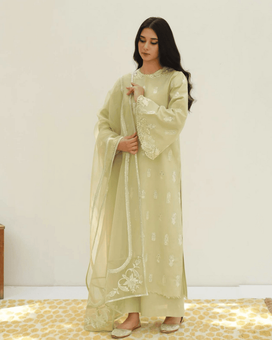 Apple Green - A Blend of Splendor and Botanical Overtones