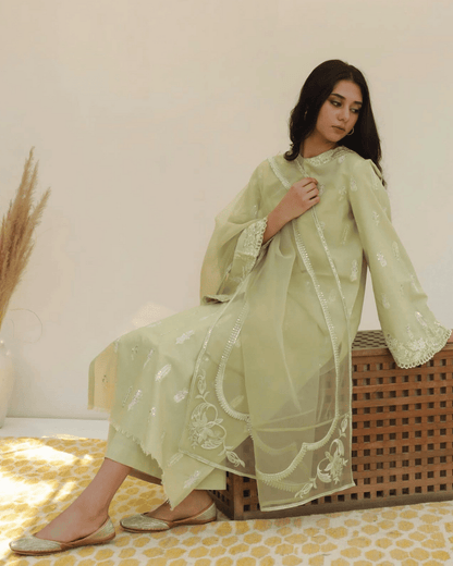 Apple Green - A Blend of Splendor and Botanical Overtones