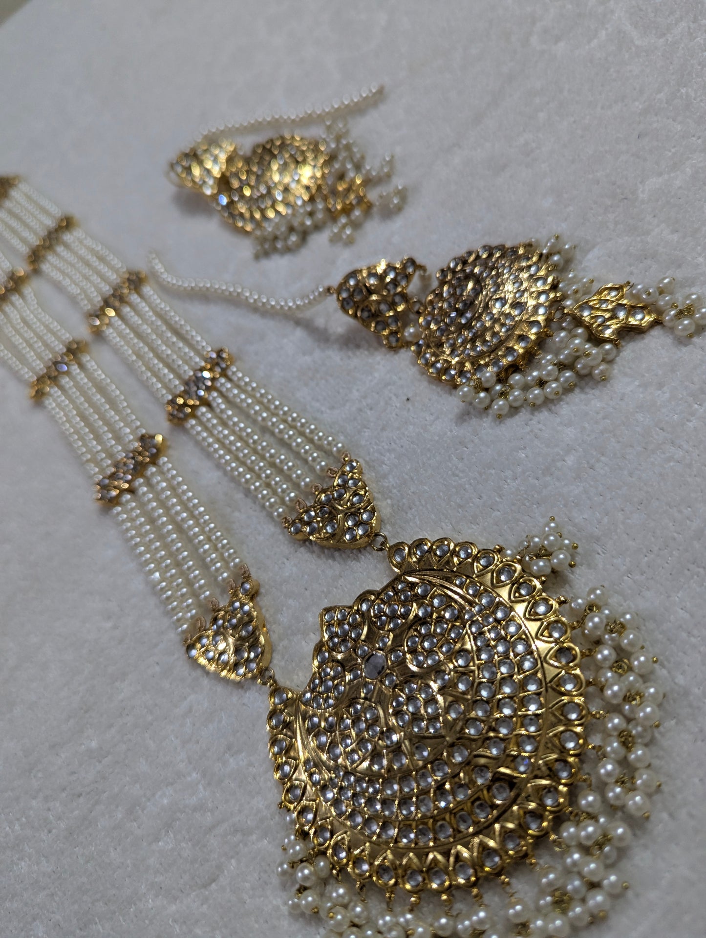 ✨ Regal Kundan English Haar with Matching Pearl Drop Earrings